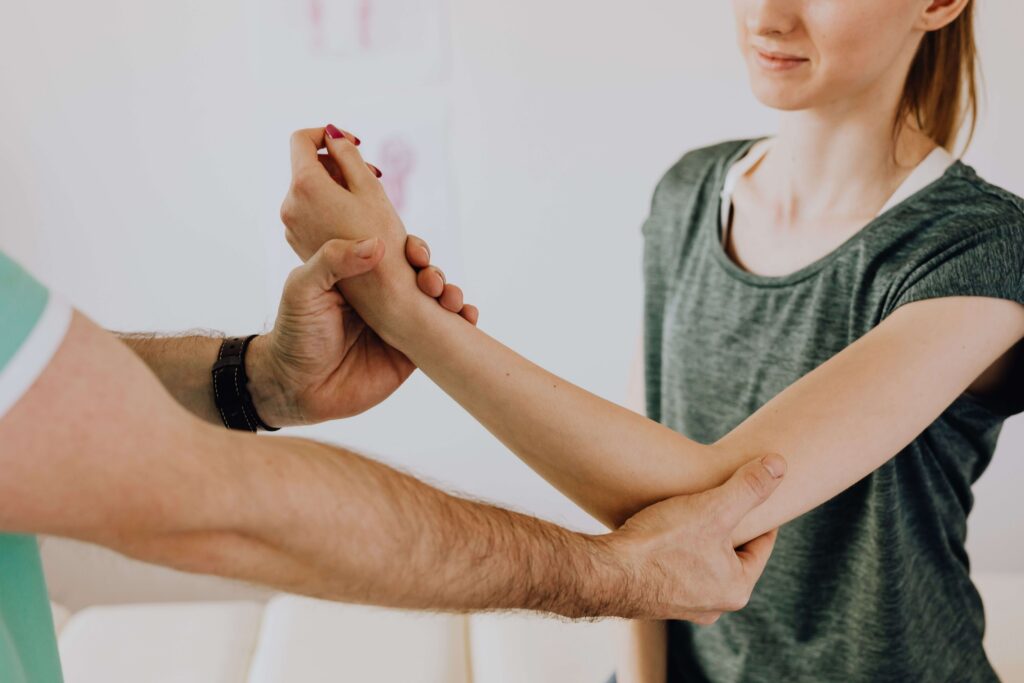 Fysiotherapie Amsterdam Zuid - Fysiothrain helpt een patiënt met actief herstel.