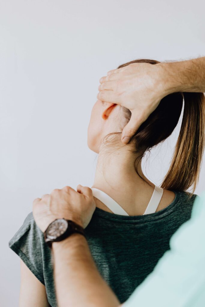 Fysiotherapie behandeling voor nek, schouder en hoofdpijn bij Fysiothrain Amsterdam.